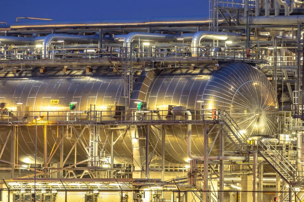 Sicht auf einen großen Container einer Chemiefabrik