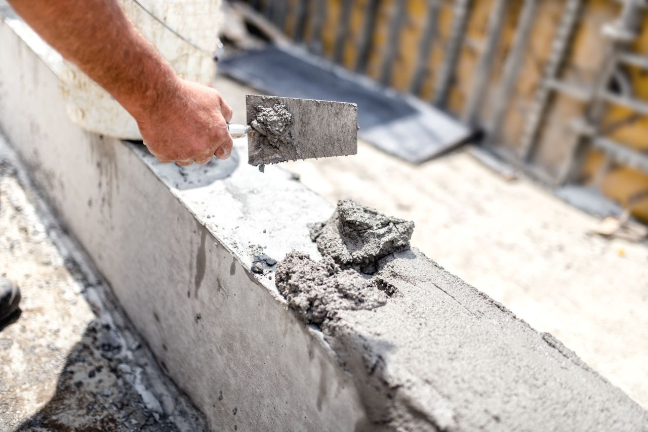 Betontrennmittel wird auf Betonwand gespachtelt