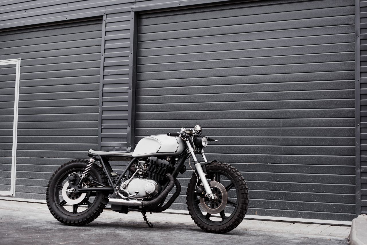 Motorrad steht vor einer Garage